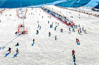 People enjoy winter leisure time across China