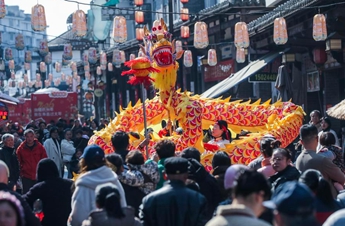 Young travelers chase authentic Spring Festival vibes in smaller cities for upcoming holiday