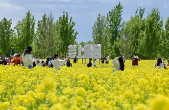 People savor May Day holiday across China