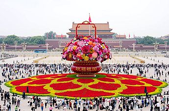 Giant floral basket installed on Tian'anmen Square for upcoming National Day