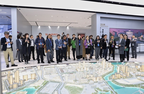 Foreign reporters visit enterprises in Anhui